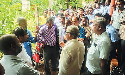 காக்களூரில் மின்வாரிய அலுவலகத்தை தொழிலாளர்கள் முற்றுகை