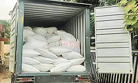 சென்னையில் இருந்து ஆந்திராவுக்கு கடத்த முயன்ற 4 டன் ரேசன் அரிசி பறிமுதல் - 2 பேர் கைது