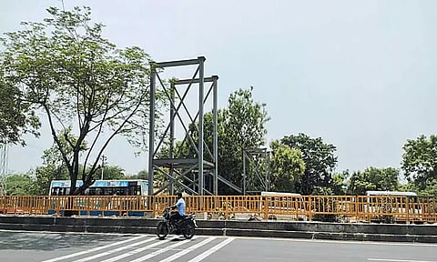 பொத்தேரி, மறைமலைநகர் ரெயில் நிலையங்கள் எதிரே மந்தகதியில் நடைபெறும் நடை மேம்பால பணியை விரைந்து முடிக்க வேண்டும் - பொதுமக்கள் கோரிக்கை