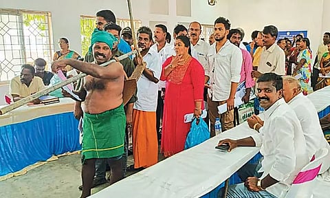 ஜமாபந்தியில் ஏர் கலப்பையுடன் மனு அளிக்க வந்த விவசாயி