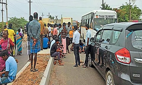 பேரம்பாக்கம் அருகே மின் தடையை கண்டித்து பொதுமக்கள் சாலை மறியல்