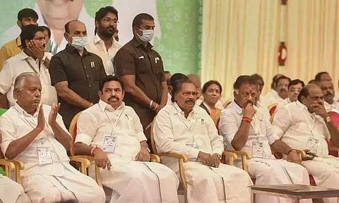 அதிமுக வழக்கு: விசாரணையை நாளைக்கு ஒத்திவைத்தது சென்னை ஐகோர்ட்