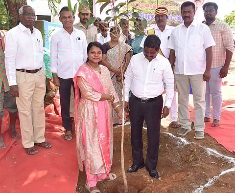 மரக்கன்றுகள் நடும் நிகழ்ச்சி