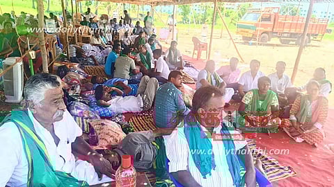 கீழ்பவானி வாய்க்காலில் கான்கிரீட் தளம் அமைக்க எதிர்ப்பு: 2-வது நாளாக விவசாயிகள் உண்ணாவிரத போராட்டம்