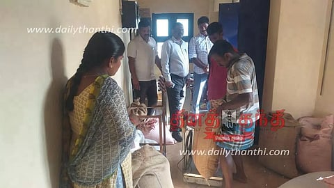 ரேஷன் கடைகளுக்கு வழங்கும் பொருட்களில் முறைகேடு? குடிமைப்பொருள் குற்ற புலனாய்வு போலீஸ் சூப்பிரண்டு திடீர் சோதனை