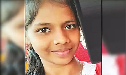 மொட்டைமாடி சுவரில் அமர்ந்து செல்போன் பேசிய பிளஸ்-2 மாணவி தவறி விழுந்து சாவு