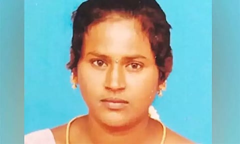 தற்கொலை செய்து கொண்ட ஊரக வேலை உறுதி திட்ட பொறுப்பாளா நாகலட்சுமி மகள் பாம்பு கடித்து பலி