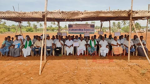 கல்குவாரிகளில் மோட்டார்களை பறிமுதல் செய்யக்கோரிவிவசாயிகள் திடீர் உண்ணாவிரத போராட்டம்திருச்செங்கோடு அருகே பரபரப்பு
