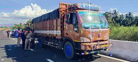 கார் மோதி லாரி டிரைவர் பலி