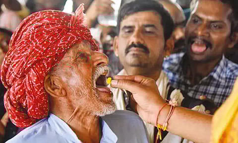 ஐதராபாத்தில் ஆஸ்துமா நோயாளிகளுக்கு மீன் 'பிரசாதம்'