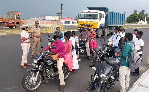 ஹெல்மெட் அணிவதன் அவசியம் குறித்து போலீசார் விழிப்புணர்வு