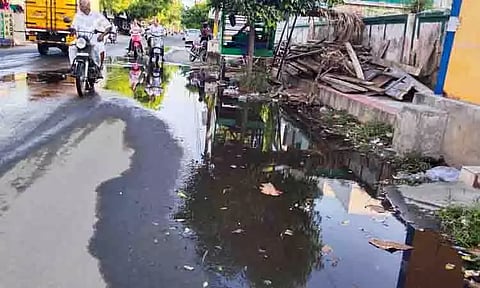 சாலையில் செல்லும் கழிவு நீர்