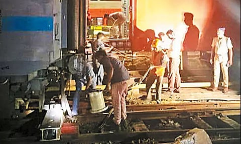 பேசின் பிரிட்ஜ் பணிமனை அருகே சதாப்தி எக்ஸ்பிரஸ் ரெயில் தடம் புரண்டது