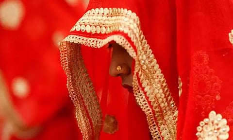 பாகிஸ்தான்: துப்பாக்கி முனையில் 14 வயது சிறுமி கடத்தல்; மதம் மாற்றி, திருமணம் செய்த ஆசிரியர்