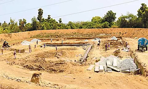 அண்ணா மறுமலர்ச்சி திட்டத்தின் கீழ் ரூ.9½ லட்சத்தில் குளத்தை சீரமைக்கும் பணிகள் மும்முரம்