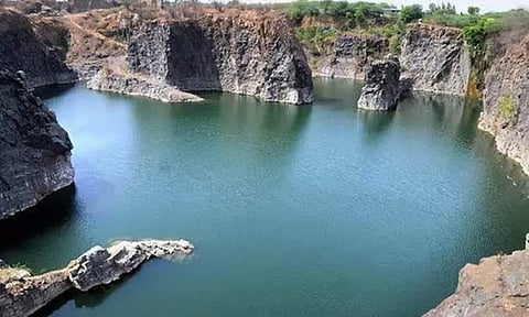 வண்டலூர் அருகே கல்குவாரி குட்டையில் சென்னை வாலிபர் பிணமாக மிதந்தார் - கொலையா? போலீசார் விசாரணை