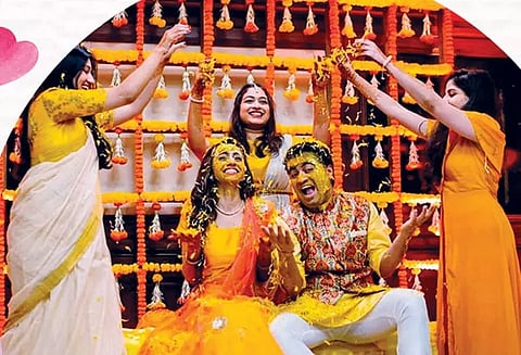 திருமணத்தை புனிதமாக்கும் 'மஞ்சள் பூசும் சடங்கு'