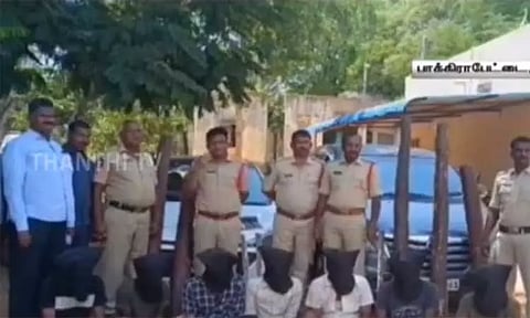 திருப்பதி அருகே ரூ.21 லட்சம் மதிப்பிலான செம்மரக்கட்டைகள் பறிமுதல் - 8 பேர் கைது