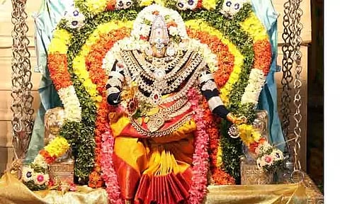 கரூர் மாரியம்மன் கோவிலில் ஊஞ்சல் உற்சவம்