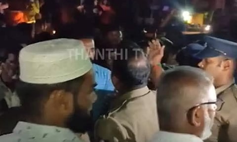 தொடர் மின்வெட்டால் அவதி; நள்ளிரவில் கிழக்கு கடற்கரை சாலையில் நூற்றுக்கும் மேற்பட்டோர் திடீர் சாலை மறியல்