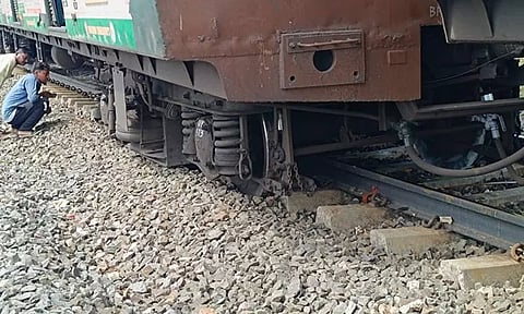 பேசின் பிரிட்ஜ் அருகே மின்சார ரெயில் தடம் புரண்டது..!