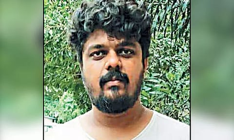 கம்ப்யூட்டர் நிறுவன பெண் அதிகாரியிடம் ரூ.10 லட்சம், நகை மோசடி - வாலிபர் கைது