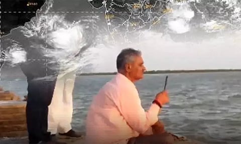 பிபோர்ஜாய் புயலின் ஆக்ரோஷத்தை கட்டுப்படுத்த கடற்கரையில் அமர்ந்து பூஜை செய்த பாஜக எம்.எல்.ஏ