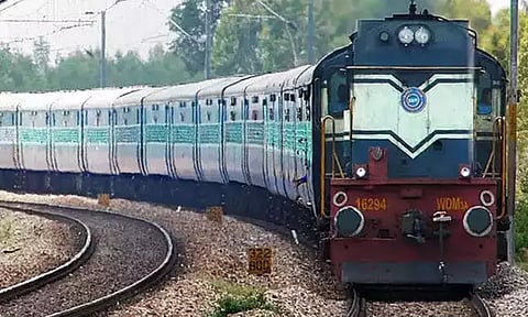 ஆவடி அருகே என்ஜின் பழுதால் நடுவழியில் நின்ற எக்ஸ்பிரஸ் ரெயில் - பயணிகள் அவதி