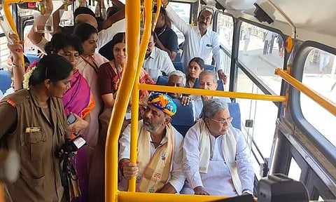 பஸ்சில் பயணம் செய்த முதல்-மந்திரி சித்தராமையா மற்றும் துணை முதல்-மந்திரி டி.கே.சிவக்குமார்..!