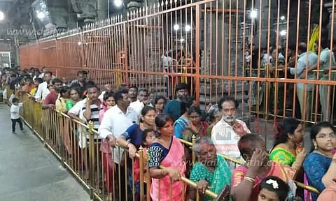 அருணாசலேஸ்வரர் கோவிலில் பக்தர்கள் கூட்டம் அலைமோதியது
