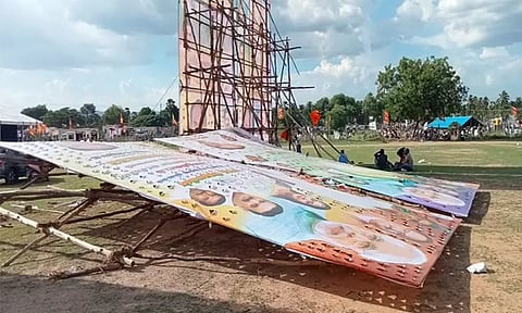 வேலூரில் அமித்ஷா பேசிகொண்டிருந்த போது பேனர் ஒன்று திடீரென சரிந்து விழுந்ததால் பரபரப்பு..!