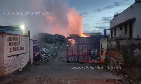 குப்பை கிடங்கில் திடீர் தீ விபத்து