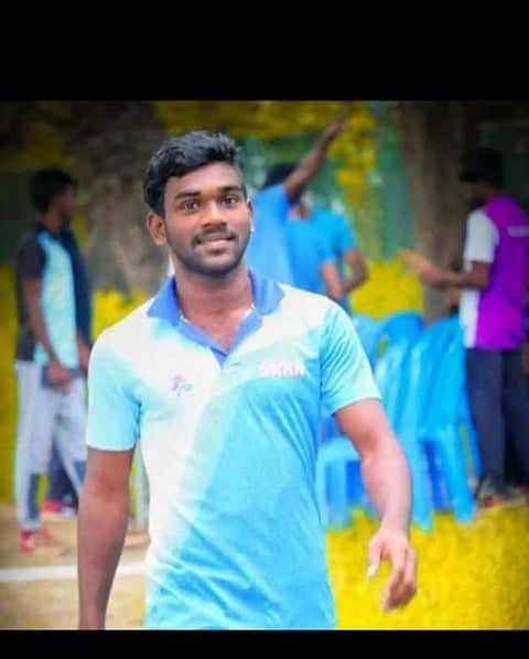 மோட்டார் சைக்கிளில் அமர்ந்து செல்போன் பேசிய வாலிபர், கார் மோதி பலி