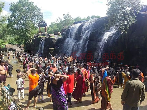 கோடை விடுமுறையின் கடைசி ஞாயிற்றுக்கிழமை: திற்பரப்பு அருவியில் சுற்றுலா பயணிகள் உற்சாக குளியல்