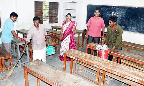 கோடை விடுமுறைக்கு பிறகு 6 முதல் 12-ம் வகுப்புகளுக்கு இன்று பள்ளிகள் திறப்பு முதல் நாளிலேயே நோட்டு, புத்தகங்கள் வினியோகம் செய்ய ஏற்பாடு