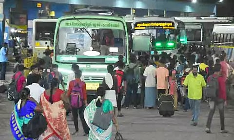 சொந்த ஊர்களுக்கு திரும்புவதற்கு பஸ் நிலையத்தில் திரண்ட பயணிகள் கூட்டம்