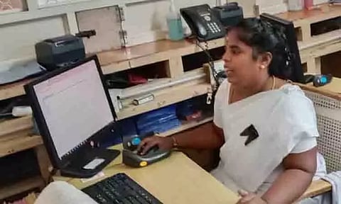 கருப்பு பட்டை அணிந்து பணிபுரிந்த பெல் மருத்துவமனை ஒப்பந்த பணியாளர்கள்