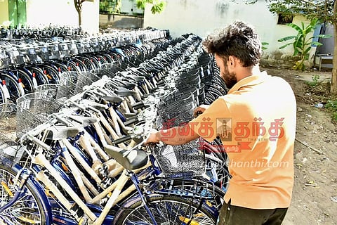அரசு பள்ளிக்கூடங்களில் படிக்கும் மாணவ-மாணவிகளுக்கு வழங்க விலையில்லா சைக்கிள் தயார்