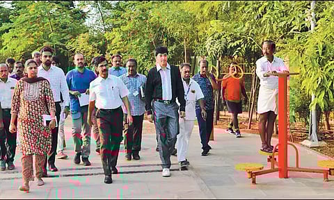 அடையாறு கரையோரம் அமைக்கப்பட்டுள்ள பூங்காவில் இறையன்பு ஆய்வு