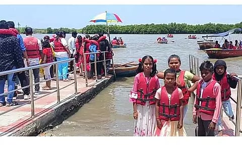 சுற்றுலா மையத்தில் குவிந்த பயணிகள்