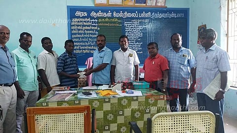 அரசு பள்ளியில் சேரும் மாணவர்களுக்குரூ.1,000 உதவித்தொகை- ஆசிரியர்கள் வழங்கினர்