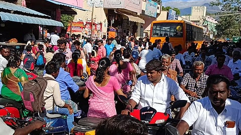 பள்ளி திறந்த முதல் நாளிலேயேபோக்குவரத்து நெரிசலால் மாணவர்கள் அவதி