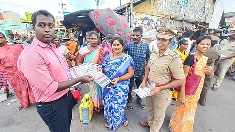 பயணிகளுக்கு விழிப்புணர்வு ஏற்படுத்திய போலீசார்