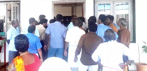 ரெயில் நிலையத்தை முற்றுகையிட்டு பயணிகள் போராட்டம்