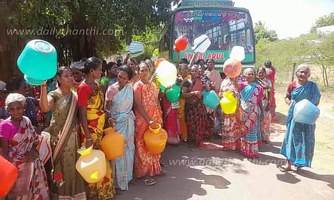 குடிநீர் கேட்டு பெண்கள் 'திடீர்' சாலை மறியல்