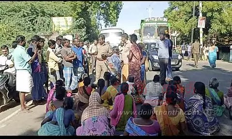 வீடுகளை சீரமைக்க கூடுதல் நிதி ஒதுக்க வலியுறுத்தி பாதுமக்கள் மறியல்