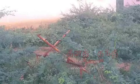 பொழுது போக்கு மையத்தை ஆக்கிரமித்த கருவேல மரங்கள்