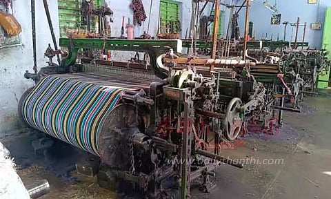 கீழ்பவானி வாய்க்காலில் கான்கிரீட் தளம் அமைக்க எதிர்ப்பு: 6-வது நாளாக விவசாயிகள் தொடர் உண்ணாவிரதம் பெருந்துறை, சென்னிமலை, கோபியில் கடையடைப்பு