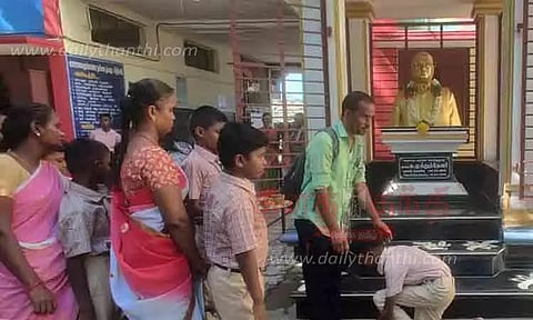 திருநகரில் ருசிகரம்-பெற்றோர் காலில் விழுந்து ஆசி பெற்று வகுப்பறைக்கு சென்ற மாணவர்கள்