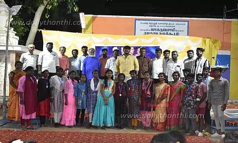 மாணவ-மாணவிகளுக்கு பரிசளிப்பு